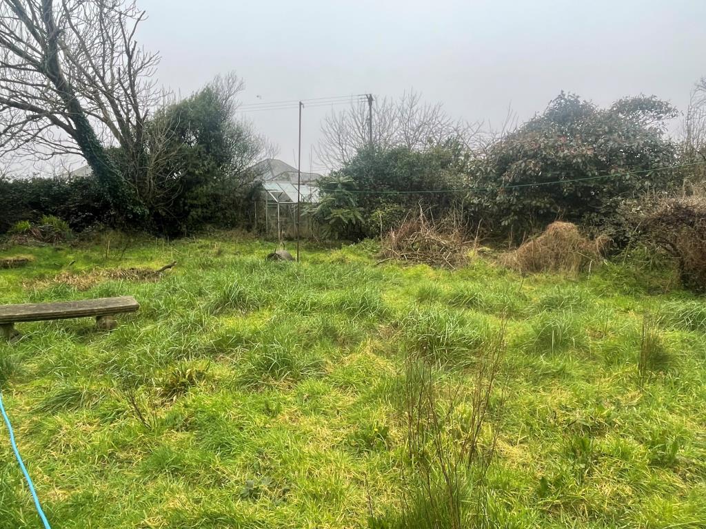Lot: 127 - TERRACE HOUSE WITH ADDITIONAL ONE-BEDROOM DWELLING, GARAGE, OUTBUILDING AND LARGE GARDEN SPACE - Rear garden space with former greenhouse